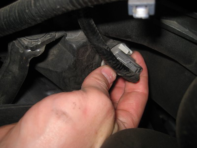 Honda-CR-V-Headlight-Bulbs-Replacement-Guide-022