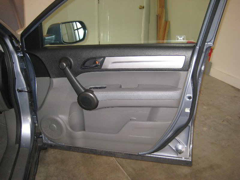 Honda-CR-V-Interior-Door-Panel-Removal-Guide-001