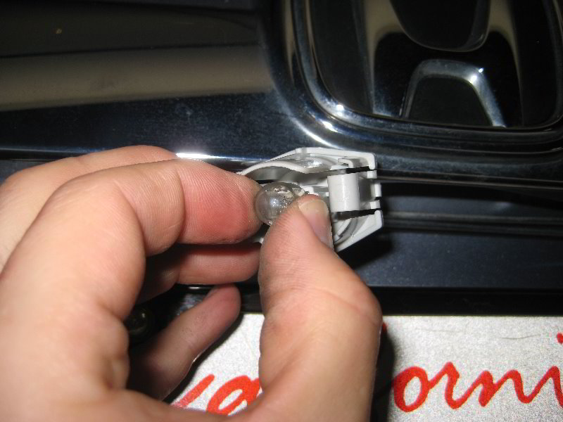 Honda-CR-V-License-Plate-Light-Bulb-Replacement-Guide-007