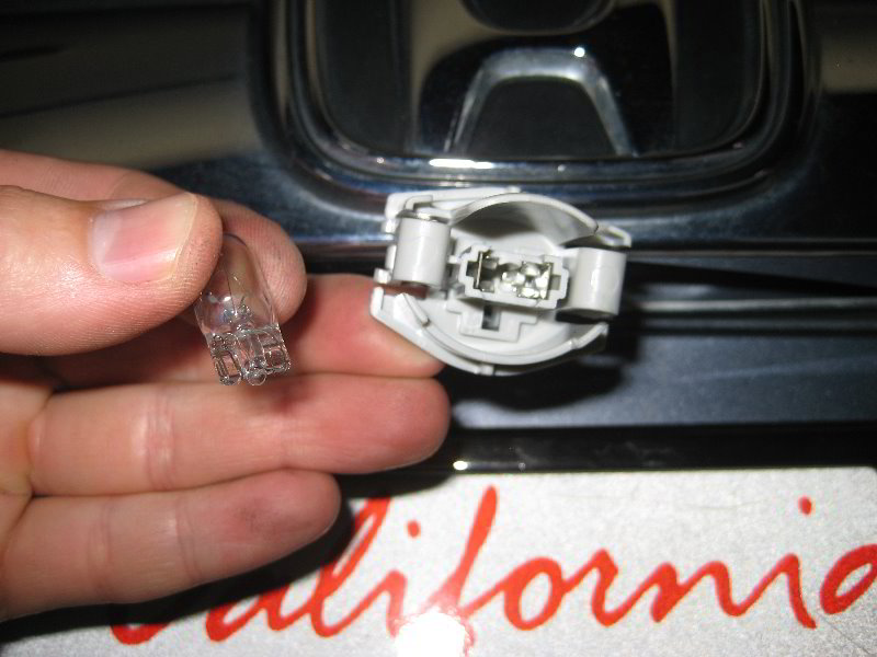 Honda-CR-V-License-Plate-Light-Bulb-Replacement-Guide-008