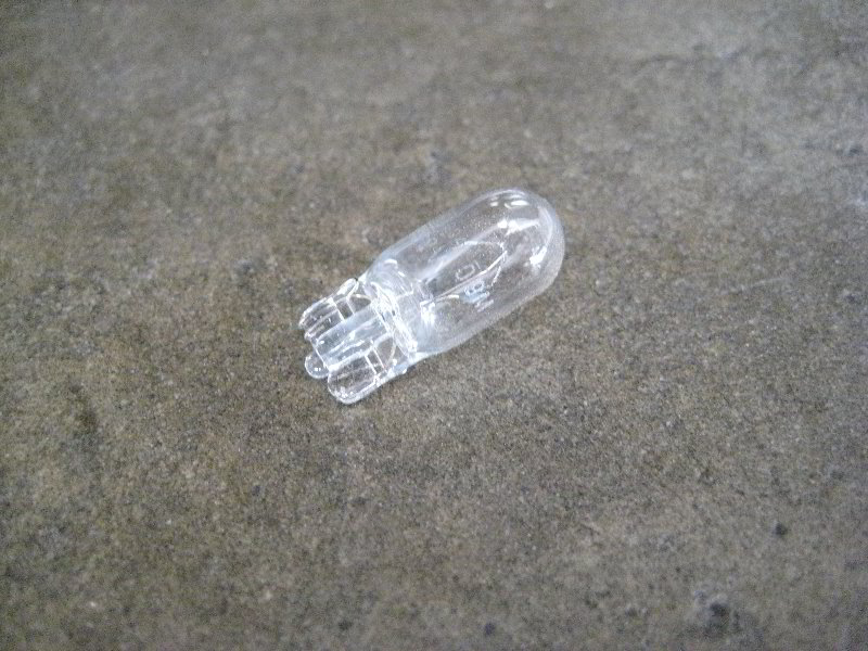 Honda-CR-V-License-Plate-Light-Bulb-Replacement-Guide-009