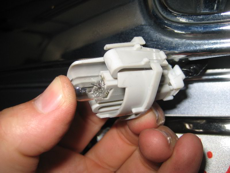 Honda-CR-V-License-Plate-Light-Bulb-Replacement-Guide-011