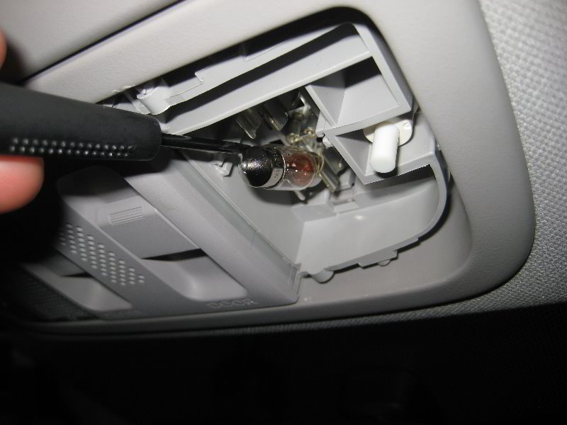 Honda-CR-V-Map-Light-Bulbs-Replacement-Guide-005