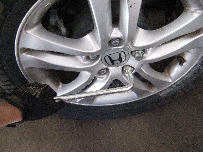 Honda-CR-V-Rear-Disc-Brake-Pads-Replacement-Guide-002