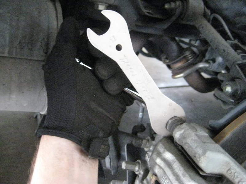 Honda-CR-V-Rear-Disc-Brake-Pads-Replacement-Guide-008