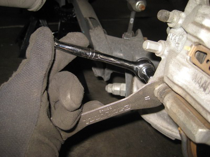 Honda-CR-V-Rear-Disc-Brake-Pads-Replacement-Guide-009