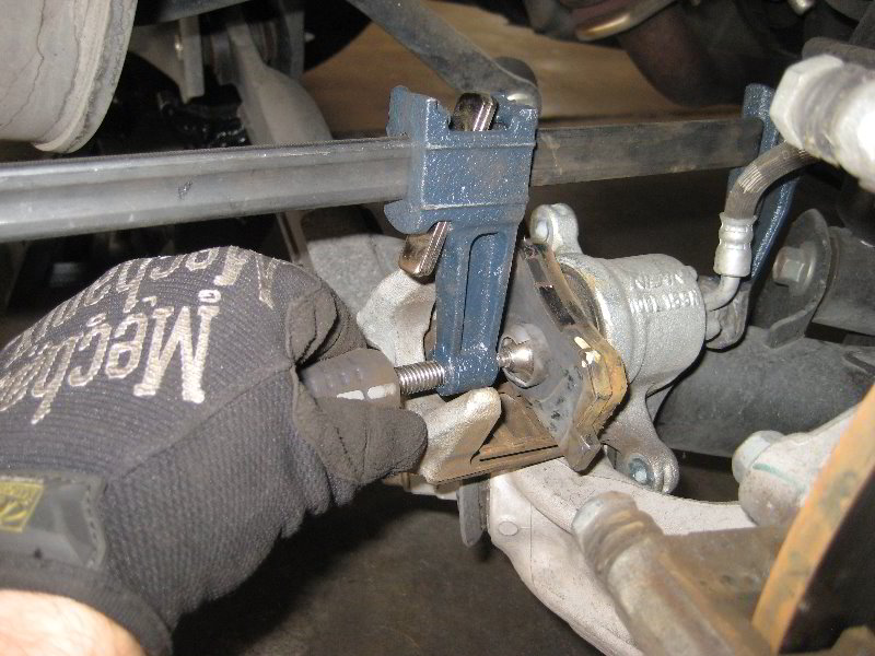 Honda-CR-V-Rear-Disc-Brake-Pads-Replacement-Guide-019