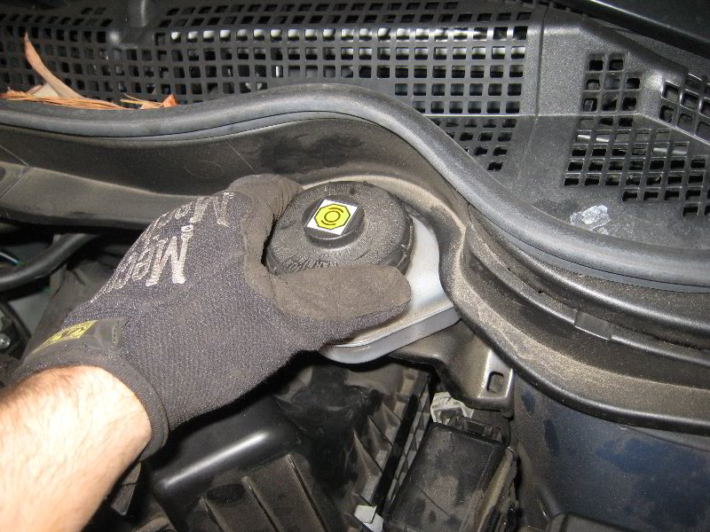 Honda-CR-V-Rear-Disc-Brake-Pads-Replacement-Guide-020