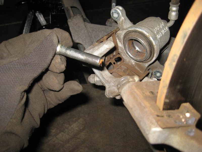 Honda-CR-V-Rear-Disc-Brake-Pads-Replacement-Guide-022