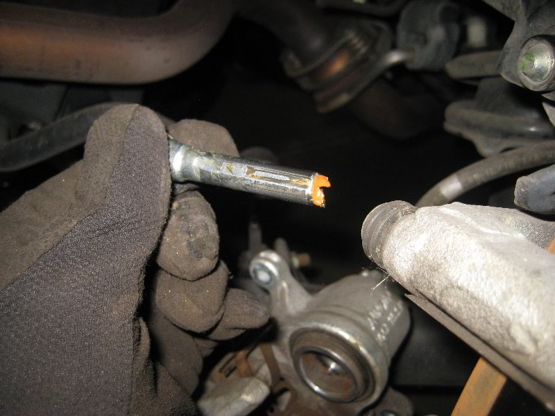 Honda-CR-V-Rear-Disc-Brake-Pads-Replacement-Guide-023