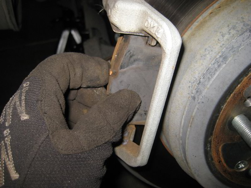 Honda-CR-V-Rear-Disc-Brake-Pads-Replacement-Guide-024