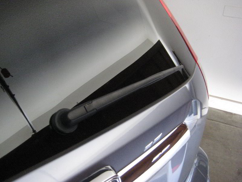 Honda-CR-V-Rear-Window-Wiper-Blade-Replacement-Guide-001