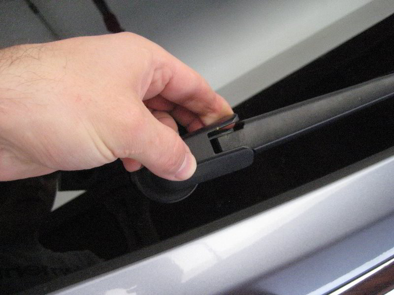 Honda-CR-V-Rear-Window-Wiper-Blade-Replacement-Guide-002