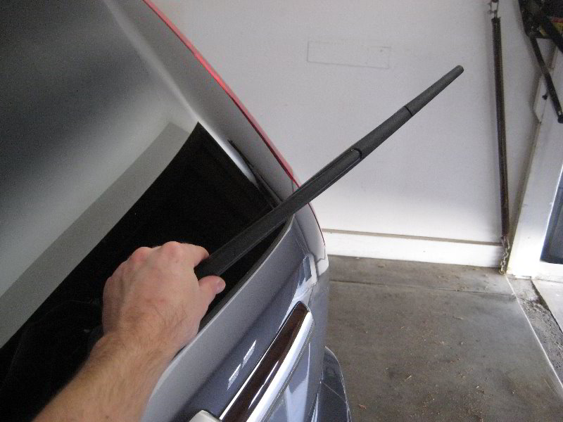 Honda-CR-V-Rear-Window-Wiper-Blade-Replacement-Guide-004