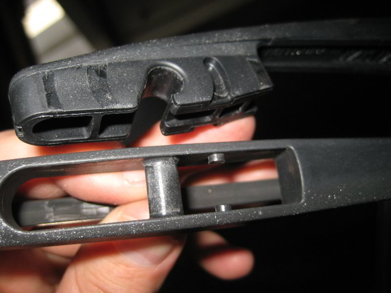 Honda-CR-V-Rear-Window-Wiper-Blade-Replacement-Guide-010