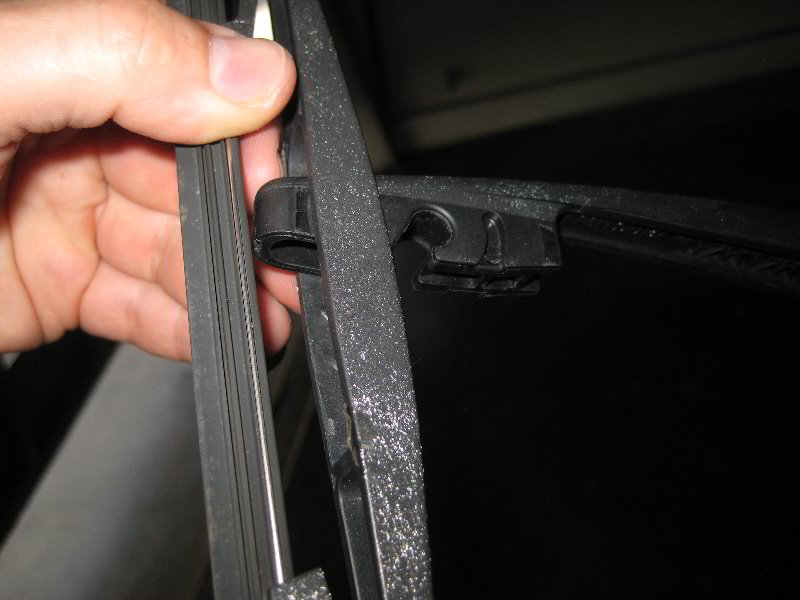 Honda-CR-V-Rear-Window-Wiper-Blade-Replacement-Guide-011