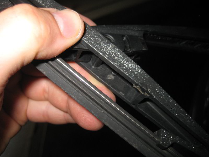 Honda-CR-V-Rear-Window-Wiper-Blade-Replacement-Guide-012