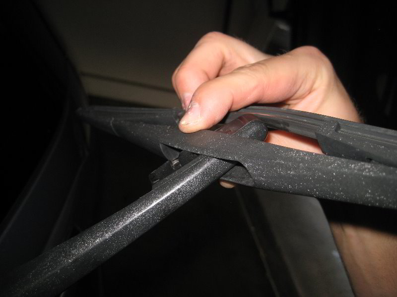 Honda-CR-V-Rear-Window-Wiper-Blade-Replacement-Guide-013