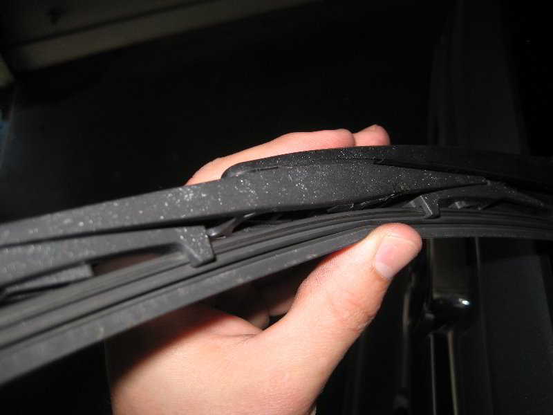 Honda-CR-V-Rear-Window-Wiper-Blade-Replacement-Guide-015
