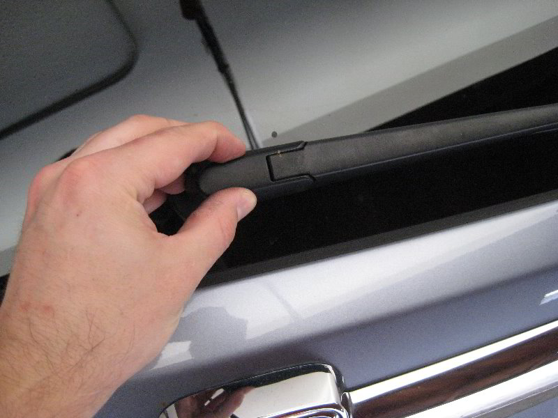 Honda-CR-V-Rear-Window-Wiper-Blade-Replacement-Guide-018