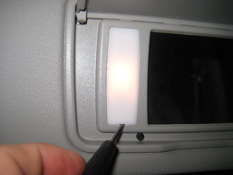 Honda-CR-V-Vanity-Mirror-Light-Bulb-Replacement-Guide-004
