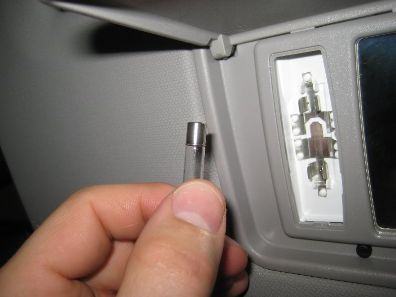 Honda-CR-V-Vanity-Mirror-Light-Bulb-Replacement-Guide-007