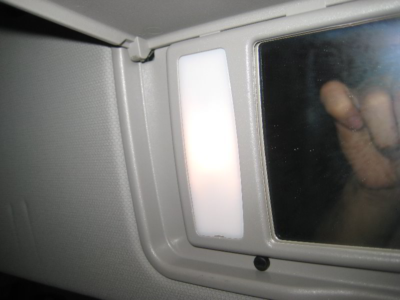 Honda-CR-V-Vanity-Mirror-Light-Bulb-Replacement-Guide-014