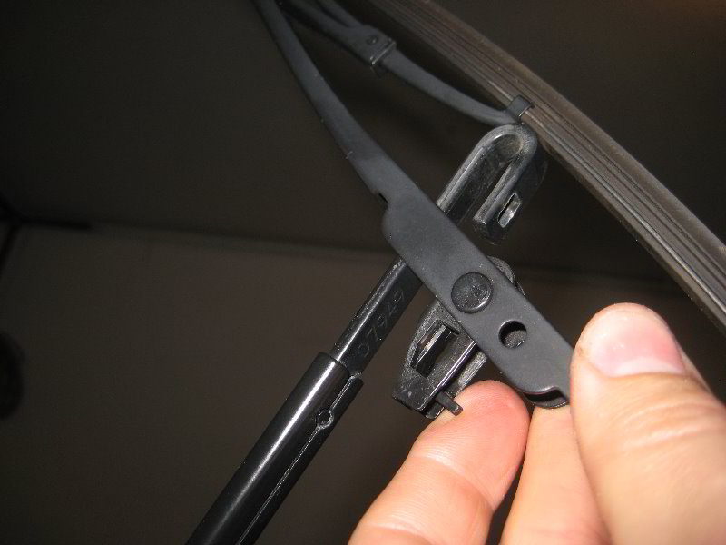 Honda-CR-V-Windshield-Wiper-Blades-Replacement-Guide-009