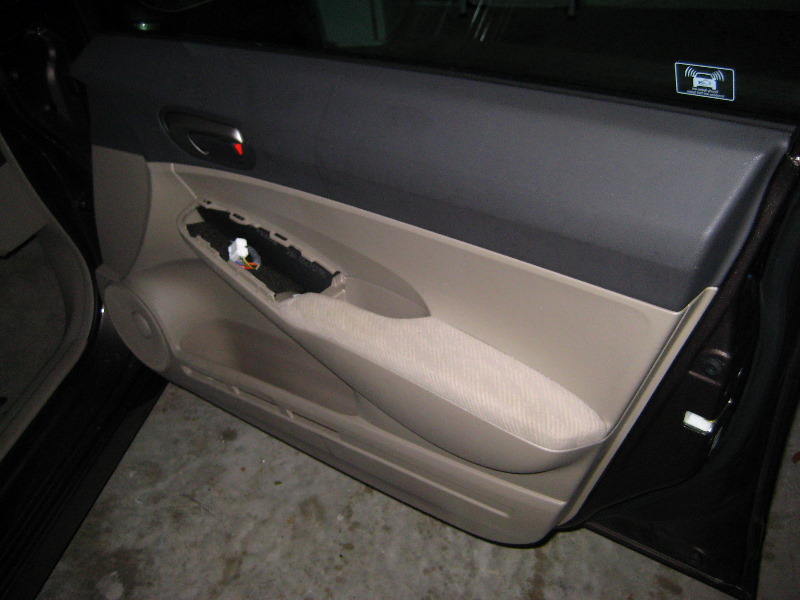 Honda-Civic-Front-Door-Panel-Removal-Guide-018