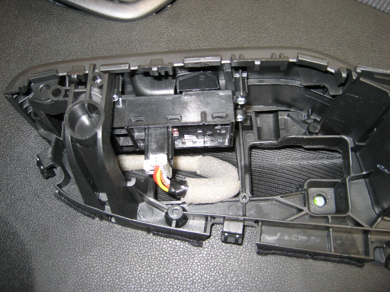 Honda-Fit-Jazz-Front-Door-Panel-Removal-Speaker-Replacement-Guide-016
