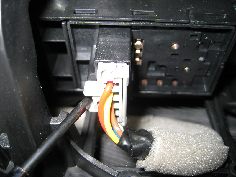 Honda-Fit-Jazz-Front-Door-Panel-Removal-Speaker-Replacement-Guide-017