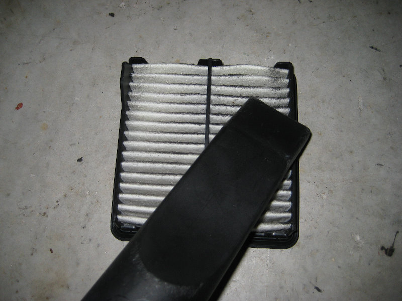 Honda-Fit-Jazz-Engine-Air-Filter-Cleaning-Replacement-Guide-011