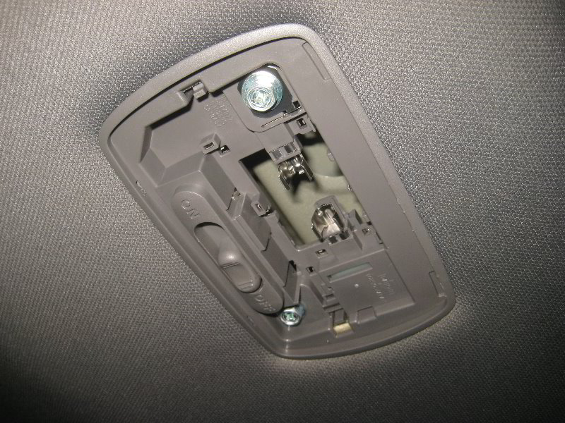 Honda-Odyssey-Cargo-Area-Light-Bulb-Replacement-Guide-009