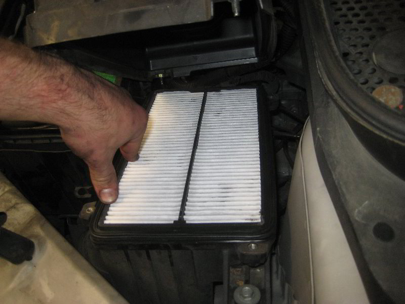 Honda-Odyssey-Engine-Air-Filter-Replacement-Guide-012