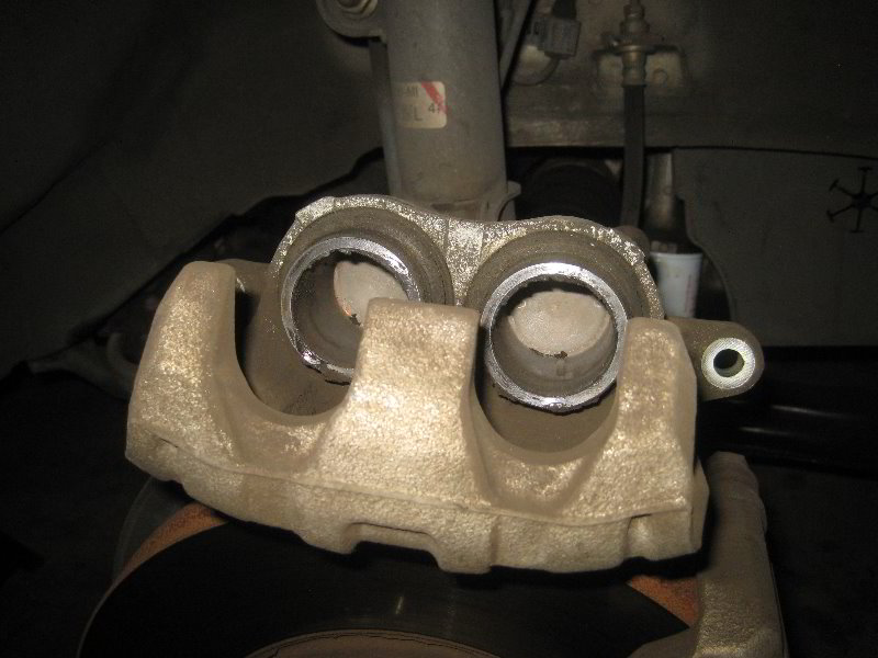 Honda-Odyssey-Front-Brake-Pads-Replacement-Guide-014