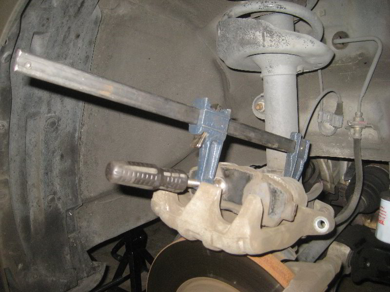 Honda-Odyssey-Front-Brake-Pads-Replacement-Guide-020
