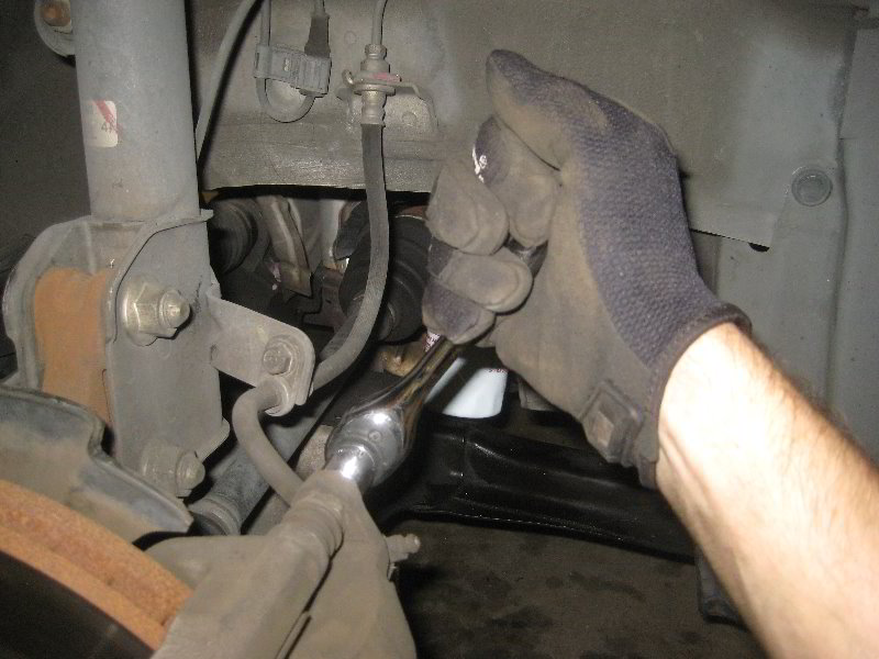 Honda-Odyssey-Front-Brake-Pads-Replacement-Guide-031