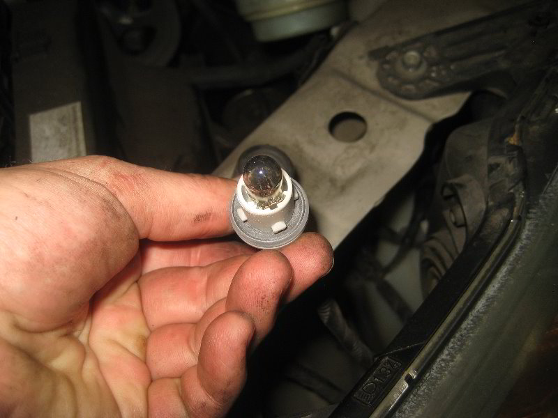 Honda-Odyssey-Headlight-Bulbs-Replacement-Guide-015