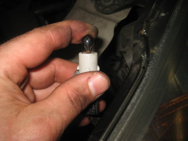 Honda-Odyssey-Headlight-Bulbs-Replacement-Guide-017