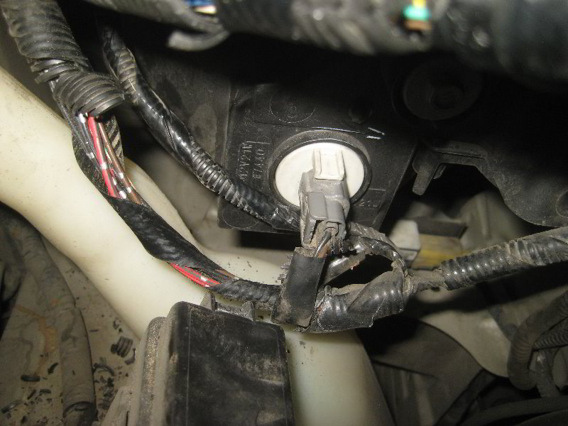 Honda-Odyssey-Headlight-Bulbs-Replacement-Guide-021