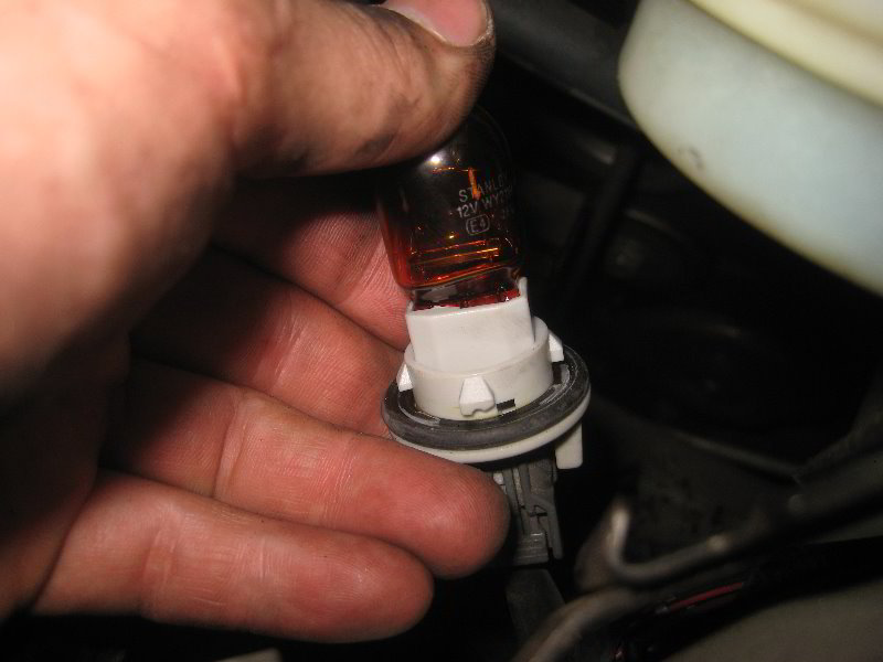 Honda-Odyssey-Headlight-Bulbs-Replacement-Guide-025