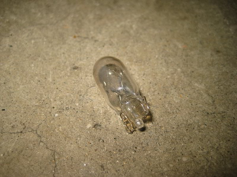 Honda-Odyssey-License-Plate-Light-Bulbs-Replacement-Guide-012