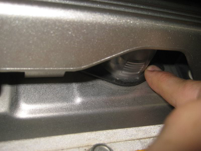 Honda-Odyssey-License-Plate-Light-Bulbs-Replacement-Guide-016