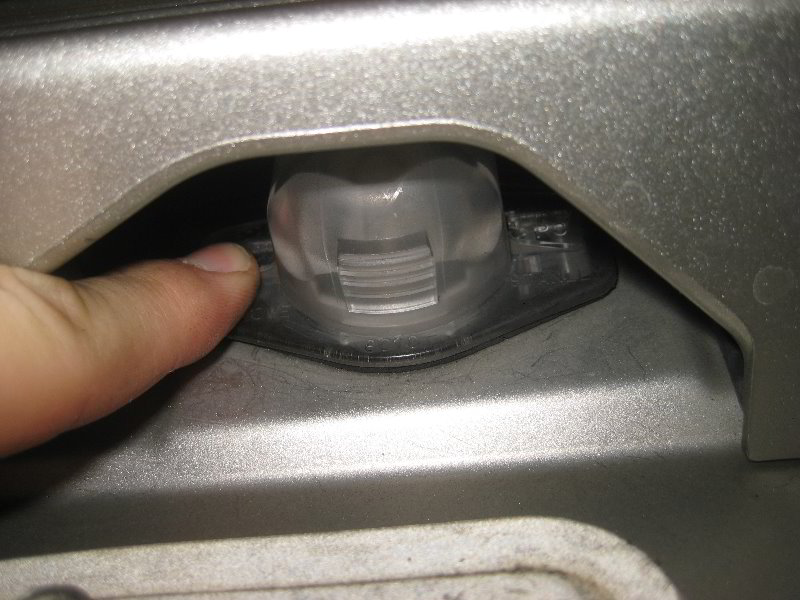 Honda-Odyssey-License-Plate-Light-Bulbs-Replacement-Guide-017
