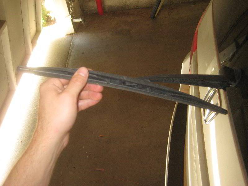 Honda-Odyssey-Rear-Window-Wiper-Blade-Replacement-Guide-003