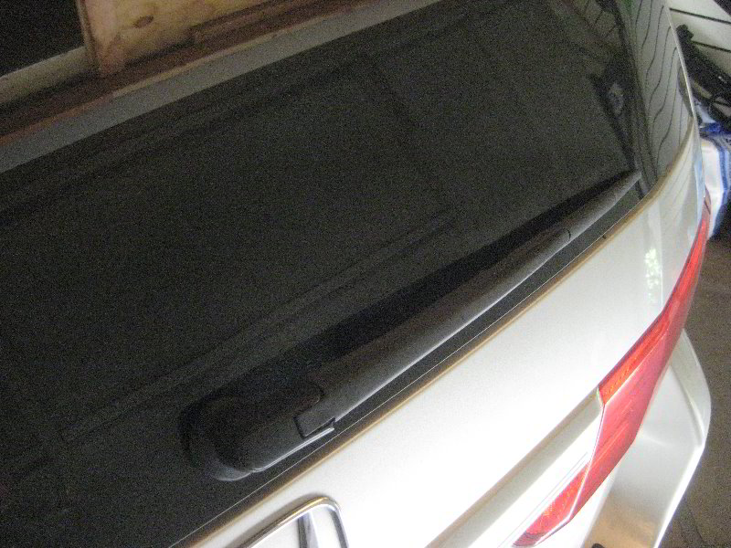 Honda-Odyssey-Rear-Window-Wiper-Blade-Replacement-Guide-014