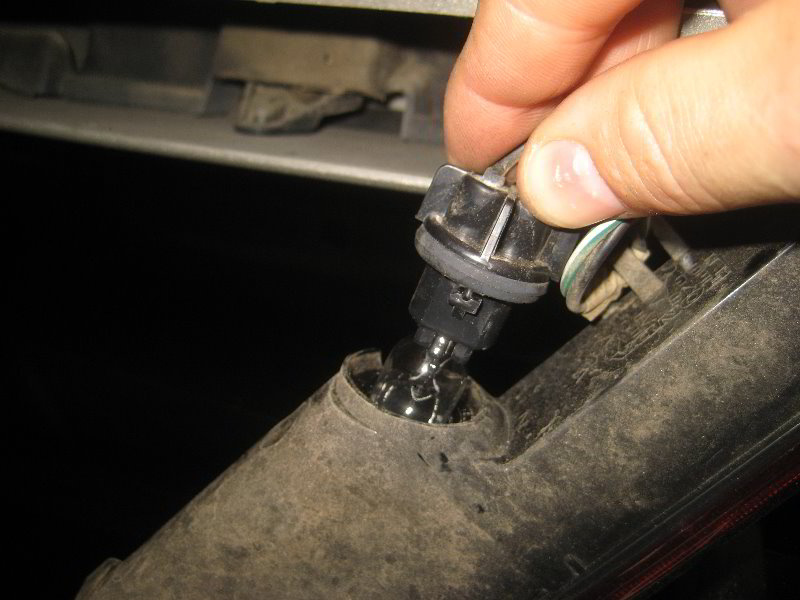 Honda-Odyssey-Third-Brake-Light-Bulb-Replacement-Guide-014