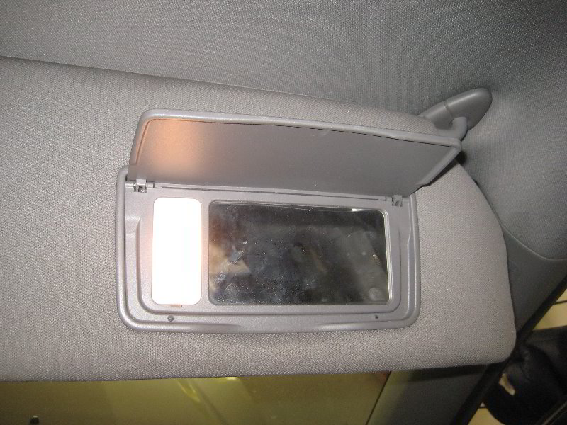 Honda-Odyssey-Vanity-Mirror-Light-Bulb-Replacement-Guide-002