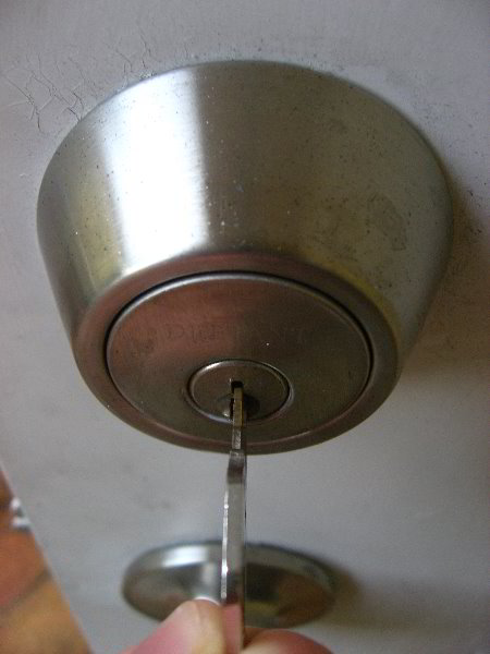 How-To-Lubricate-Sticking-Door-Lock-And-Key-010