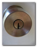 How-To-Lubricate-Sticking-Door-Lock-And-Key-006